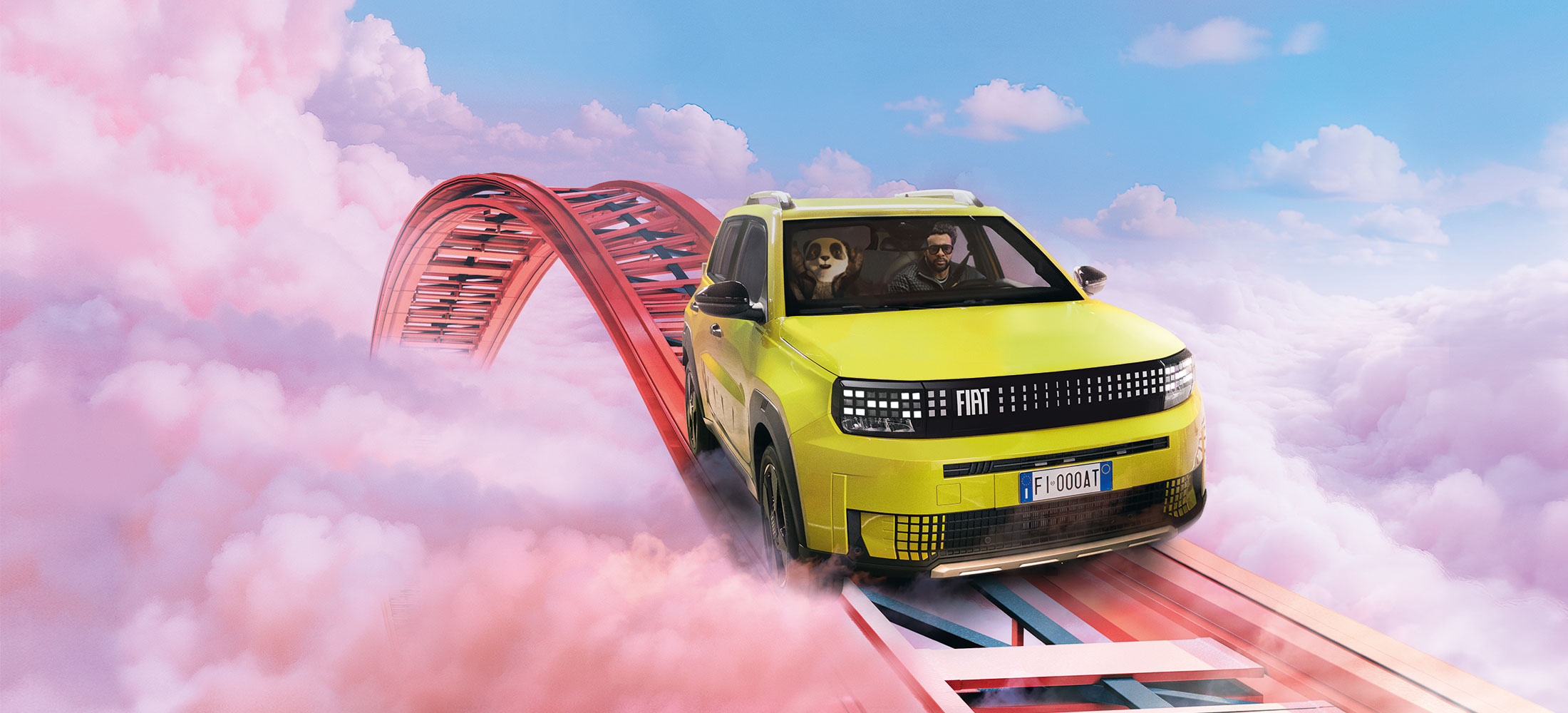 Gelber Fiat Grande Panda auf einer Achterbahn