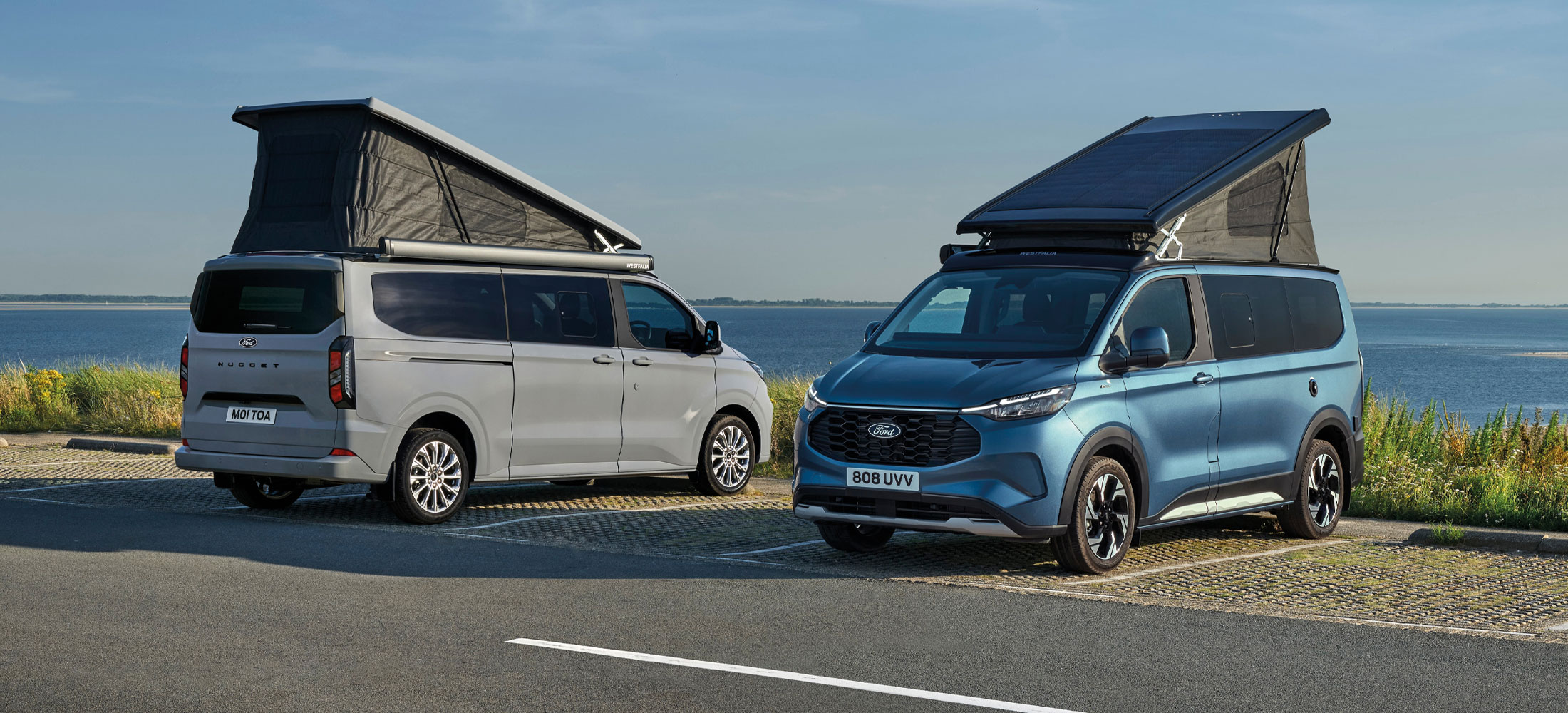 2 Ford Nuggets mit Meer im Hintergrund