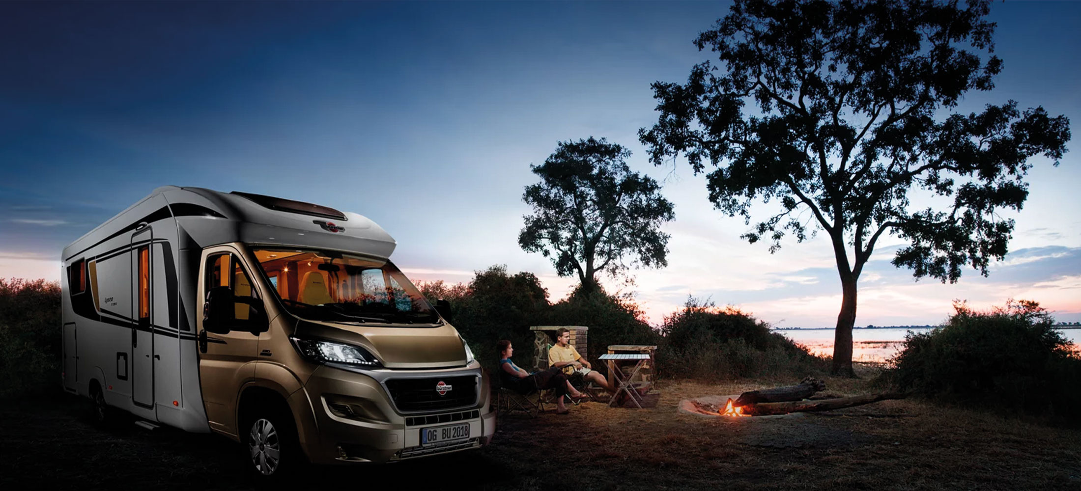 Bürstner auf einer Lanschaft mit 2 Menschen die campen