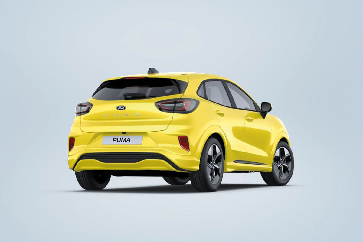 Ford Puma Gen-E in Gelb von der rechten Seite hinten
