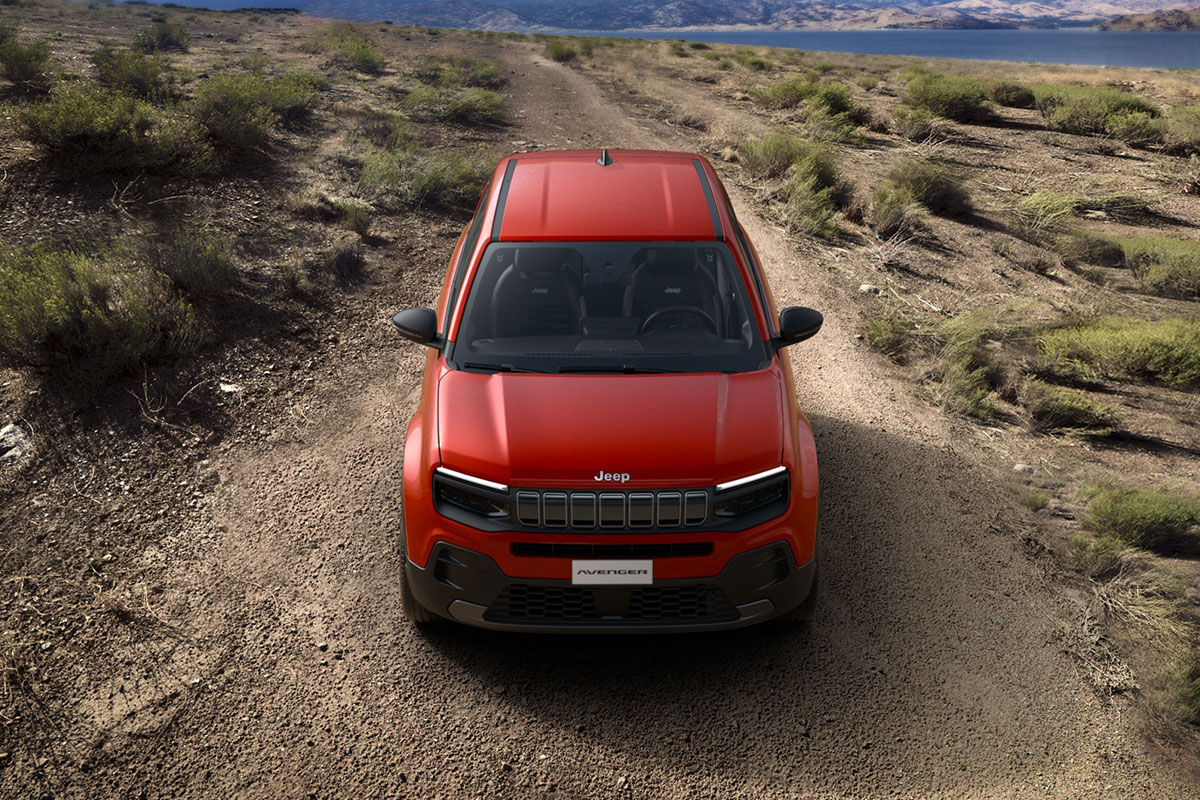 Jeep Avenger in Ruby Red von vorne oben vor einer Landschaft