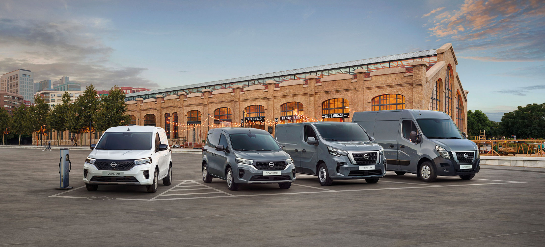 Mehrere Nissan Nutzfahrzeuge