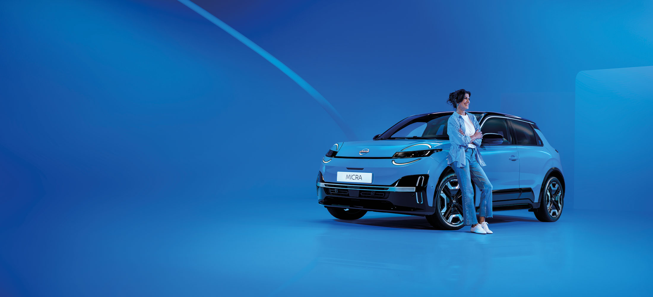 Blauer Nissan Micra mit Blauem Hintergrund